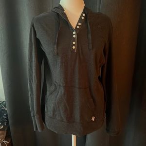 Lightweight hoodie. Fitted.